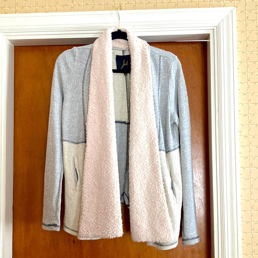 Jack size L sweater. Has pockets! Fleecy neck which runs down the front.